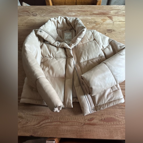 Abercrombie Vegan Leather Puffer Jacket in cream - Picture 6 of 6